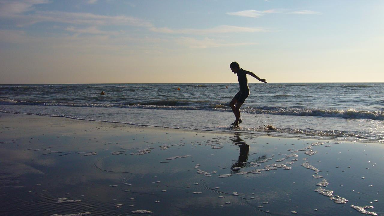 Activité skimboard sur la plage